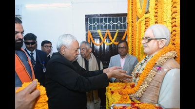 Bihar chief minister Nitish Kumar pays tribute to Jannayak Karpoori Thakur during Jayanti Samaroh at Karpoori Gram in Samastipur on Saturday. (HT Photo) Bihar chief minister Nitish Kumar pays tribute to Jannayak Karpoori Thakur during Jayanti Samaroh at Karpoori Gram in Samastipur on Saturday. (HT Photo)