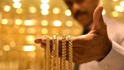 <p>బెంగళూరులో పసిడి ధరలు ఈ విధంగా ఉన్నాయి. 10 గ్రాముల పసిడి ధరలు వరుసగా రూ. 1,41,550- రూ. 1,54,410గా ఉన్నాయి. 100 గ్రాముల వెండి రేటు రూ. 33,590గాను.. కేజీ వెండి రేటు రూ. 3,35,900గాను కొనసాగుతున్నాయి.</p> (AFP) <p>బెంగళూరులో పసిడి ధరలు ఈ విధంగా ఉన్నాయి. 10 గ్రాముల పసిడి ధరలు వరుసగా రూ. 1,41,550- రూ. 1,54,410గా ఉన్నాయి. 100 గ్రాముల వెండి రేటు రూ. 33,590గాను.. కేజీ వెండి రేటు రూ. 3,35,900గాను కొనసాగుతున్నాయి.</p> (AFP)