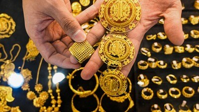 <p>హైదరాబాద్లో 10 గ్రాముల పసిడి (22క్యారెట్లు) ధర రూ. 1,41,590గా ఉంది. 24క్యారెట్ల బంగారం ధర రూ. 1,54,450గా కొనసాగుతోంది. కేజీ వెండి ధర రూ. 3,55,900గా ఉంది.</p> (AFP) <p>హైదరాబాద్లో 10 గ్రాముల పసిడి (22క్యారెట్లు) ధర రూ. 1,41,590గా ఉంది. 24క్యారెట్ల బంగారం ధర రూ. 1,54,450గా కొనసాగుతోంది. కేజీ వెండి ధర రూ. 3,55,900గా ఉంది.</p> (AFP)