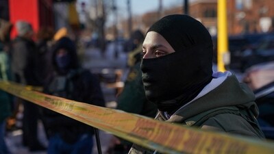 A federal agent stands guard at the scene of a shooting involving federal immigration agents, in Whittier neighborhood, in South Minneapolis, Minnesota, U.S., January 24, 2026. REUTERS/Seth Herald (REUTERS)
