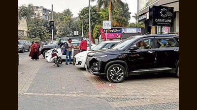Vehicles parked on a footpath on Malhar Road in Ludhiana on Saturday. (Manish/HT) Vehicles parked on a footpath on Malhar Road in Ludhiana on Saturday. (Manish/HT)