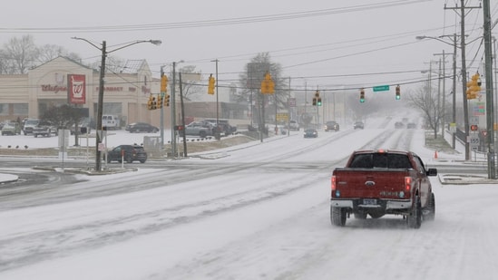The storm would span almost 2,400 kilometers, and bring heavy snow, crippling ice and subzero wind chills to some of the United States' biggest cities. (Getty Images via AFP)