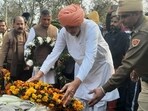 Haryana minister Shyam Singh Rana and former minister Kanwar Pal Gurjar attended the funeral. (HT)