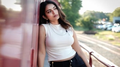 <p>మల్లేశం సినిమాతో హీరోయిన్గా అడుగుపెట్టిన అనన్య నాగళ్ల మంచి క్రేజ్ సంపాదించుకుంది. ఆ తర్వాత పవన్ కల్యాణ్ వకీల్ సాబ్, నితిన్ మ్యాస్ట్రో, సమంత శాకుంతలం వంటి సినిమాల్లో కీలక పాత్రలు పోషించింది అనన్య నాగళ్ల. <br> </p> (Instagram/Ananya Nagalla) <p>మల్లేశం సినిమాతో హీరోయిన్గా అడుగుపెట్టిన అనన్య నాగళ్ల మంచి క్రేజ్ సంపాదించుకుంది. ఆ తర్వాత పవన్ కల్యాణ్ వకీల్ సాబ్, నితిన్ మ్యాస్ట్రో, సమంత శాకుంతలం వంటి సినిమాల్లో కీలక పాత్రలు పోషించింది అనన్య నాగళ్ల. <br> </p> (Instagram/Ananya Nagalla)