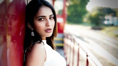 <p>హీరోయిన్లలో తెలుగు బ్యూటీలు చాలా అరుదు. అలాంటిది టాలీవుడ్లో తెలుగు అమ్మాయిగా మంచి క్రేజ్ సంపాదించుకున్న బ్యూటి అనన్య నాగళ్ల. నటనలో శిక్షణ తీసుకున్న అనన్య నాగళ్ల హీరోయిన్గా తెలుగులో పర్వాలేదనిపించుకుంటోంది.<br> </p> (Instagram/Ananya Nagalla) <p>హీరోయిన్లలో తెలుగు బ్యూటీలు చాలా అరుదు. అలాంటిది టాలీవుడ్లో తెలుగు అమ్మాయిగా మంచి క్రేజ్ సంపాదించుకున్న బ్యూటి అనన్య నాగళ్ల. నటనలో శిక్షణ తీసుకున్న అనన్య నాగళ్ల హీరోయిన్గా తెలుగులో పర్వాలేదనిపించుకుంటోంది.<br> </p> (Instagram/Ananya Nagalla)
