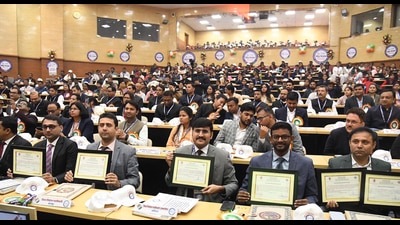 Bihar Chief Secretary Pratyay Amrit honouring officials during National Voters’ Day in Patna, Sunday (SANTOSH KUMAR/HT) Bihar Chief Secretary Pratyay Amrit honouring officials during National Voters’ Day in Patna, Sunday (SANTOSH KUMAR/HT)