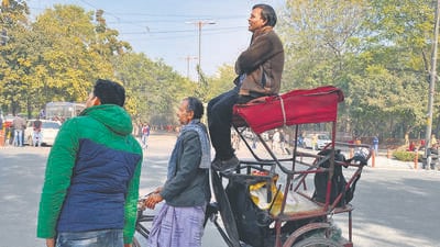 Citizens trying to get a glimpse of a previous year’s parade. (Mayank Austen Soofi) Citizens trying to get a glimpse of a previous year’s parade. (Mayank Austen Soofi)
