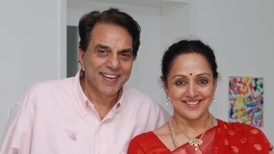 Hema Malini said that she is grateful that the government of India has honored the immense contribution of Dharmendra. Hema Malini said that she is grateful that the government of India has honored the immense contribution of Dharmendra.