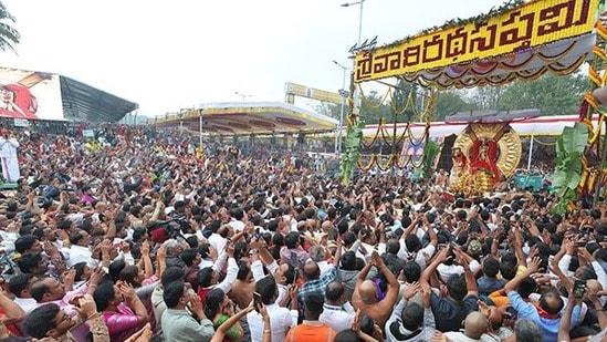 సూర్య ప్రభ వాహనంపై స్వామివారు