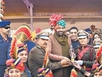 Haryana CM with Gurugram police personnel. (Parveen Kumar/HT Photo)