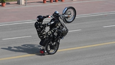 An SSB personnel seen performing a dangerous stunt on bike during the Republic Day parade. (Sanjeev Verma/HT Photo)