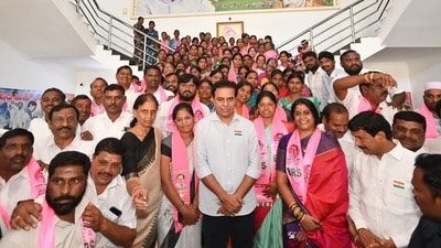 బీఆర్ఎస్లో చేరిన చేవెళ్ల నియోజకవర్గ నాయకులతో కేటీఆర్ బీఆర్ఎస్లో చేరిన చేవెళ్ల నియోజకవర్గ నాయకులతో కేటీఆర్