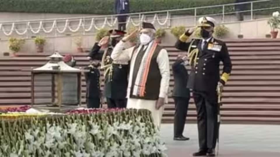 PM Modi paying his tribute to fallen soldiers at the National War Memorial on January 26, 2022. (HT Photo) PM Modi paying his tribute to fallen soldiers at the National War Memorial on January 26, 2022. (HT Photo)