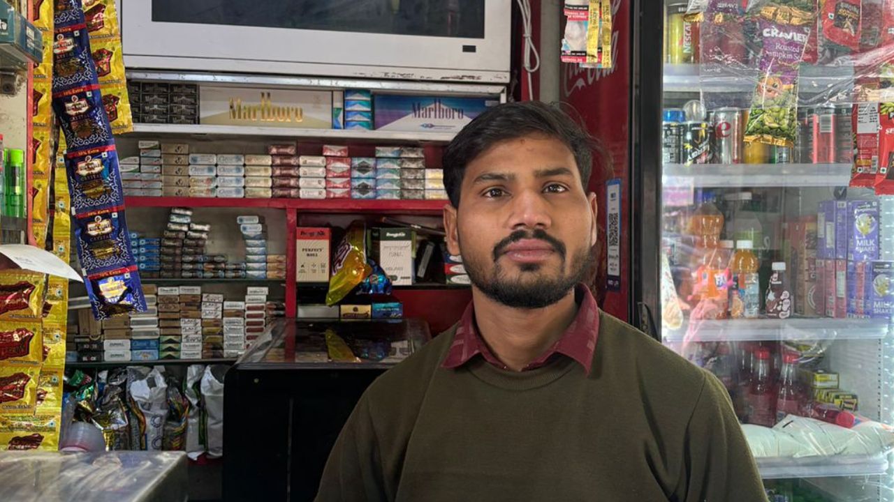 37-year-old owner Ramesh Kumar says, "I cannot choose for clean air to appear before I work." (HT Photo) 37-year-old owner Ramesh Kumar says, "I cannot choose for clean air to appear before I work." (HT Photo)