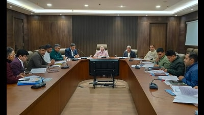 Gurugram mayor and municipal commissioner with senior officials at the meeting at MCG office in Sector 34 on Tuesday. (HT Photo) Gurugram mayor and municipal commissioner with senior officials at the meeting at MCG office in Sector 34 on Tuesday. (HT Photo)