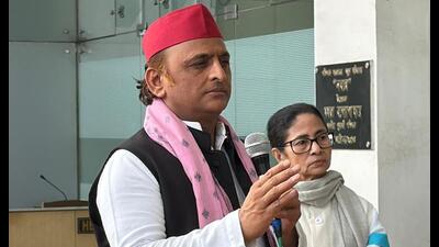 Samajwadi Party chief Akhilesh Yadav with WB chief minister Mamata Banerjee in Kolkata on January 27. (Sourced) Samajwadi Party chief Akhilesh Yadav with WB chief minister Mamata Banerjee in Kolkata on January 27. (Sourced)