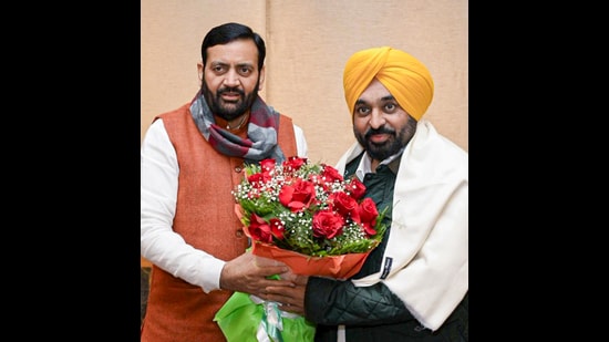 Haryana CM Nayab Singh Saini and Punjab CM Bhagwant Mann during a meeting on the Sutlej-Yamuna Link (SYL) issue in Chandigarh. (PTI)