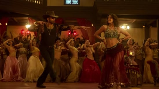 Shahid Kapoor and Disha Patani's still from Aashiqon Ki Colony song.