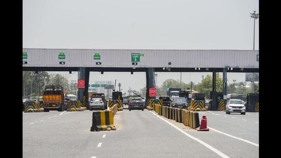 The union, however, warned that if the assurance is not honoured, it will stage another protest at the toll plaza on February 8. (HT Photo)