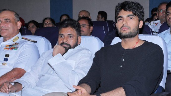 పవన్ కళ్యాణ్తో అకీరా(ఫైల్ ఫొటో)
