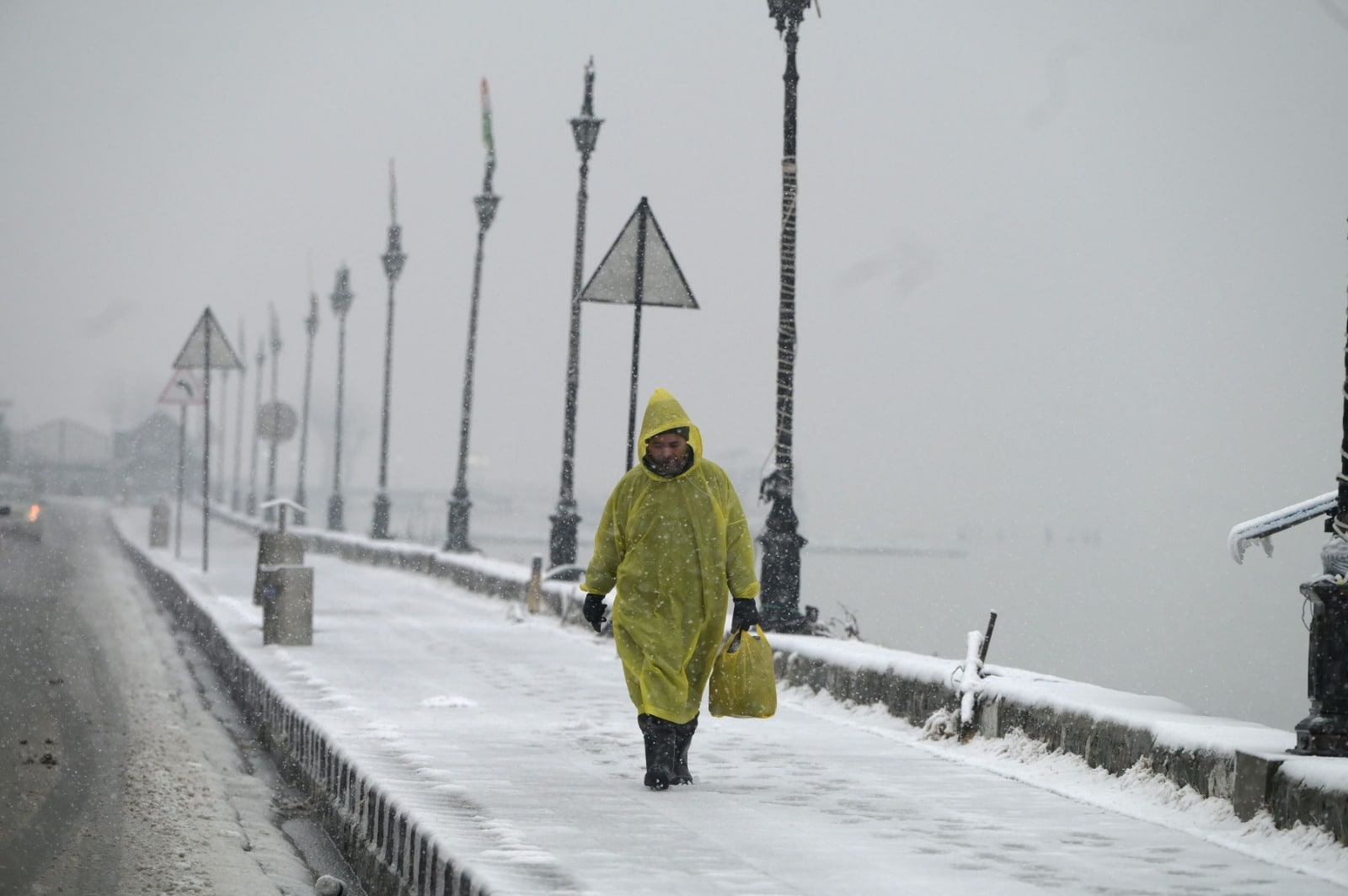District administrations and police have set up control rooms and helpline numbers to assist the public as snow brought the normal life to standstill in many parts of the Valley. (Waseem Andrabi/HT Photos ) District administrations and police have set up control rooms and helpline numbers to assist the public as snow brought the normal life to standstill in many parts of the Valley. (Waseem Andrabi/HT Photos )