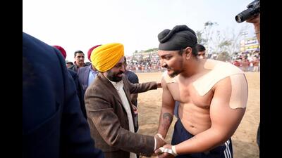 CM Bhagwant Mann meeting players during the at the 71st Lala Lajpat Rai Janam Diwas Khed Mela in Moga.
