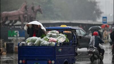 IMD said gusty winds reduced visibility on key corridors, while air quality slipped into the very poor category by evening. (Parveen Kumar/HT) IMD said gusty winds reduced visibility on key corridors, while air quality slipped into the very poor category by evening. (Parveen Kumar/HT)