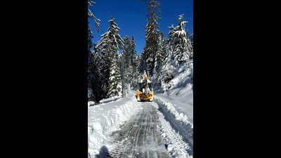 Snow cutters are being used to clear the snow in Manali on Wednesday. (Aqil Khan /HT) Snow cutters are being used to clear the snow in Manali on Wednesday. (Aqil Khan /HT)