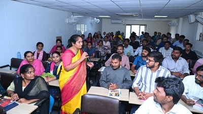 అభ్యర్థులతో మంత్రి సవిత అభ్యర్థులతో మంత్రి సవిత
