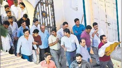 Aveer’s last rites were carried out at Chandanwadi Crematorium later on Tuesday. (ANSHUMAN POYREKAR/HT PHOTO) Aveer’s last rites were carried out at Chandanwadi Crematorium later on Tuesday. (ANSHUMAN POYREKAR/HT PHOTO)