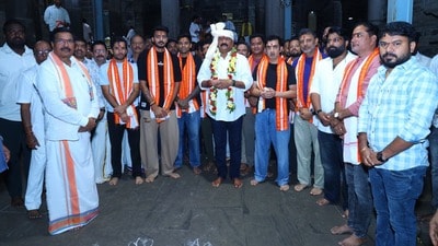 <p> టీం ఇండియా కోచ్ గౌతమ్ గంభీర్, టీ20 కెప్టెన్ సూర్యకుమార్ యాదవ్, అక్షర్ పటేల్, రవి బిష్ణోయ్ స్వామివారిని దర్శించుకున్నారు. </p> 
