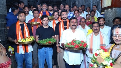 <p>కప్పస్తంభం ఆలింగనం చేసుకొని అంతరాలయంలో స్వామిని దర్శించుకున్నారు. ఈ సందర్భంగా భారత జట్టుకు ఎమ్మెల్యే గంటా శ్రీనివాసరావు, ఆలయ అధికారులు ఘనంగా స్వాగతం పలికారు. సంప్రదాయ ప్రకారం కప్పస్తంభం ఆలింగనం చేసిన అనంతరం గర్భగుడిలో ప్రత్యేక పూజలు నిర్వహించారు.</p> 