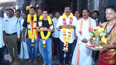 <p>ఆలయ అర్చకులు స్వామివారి విశిష్టత, ఆలయ చరిత్రను జట్టు సభ్యులకు వివరించారు. పూజ అనంతరం అర్చకులు వేద ఆశీర్వచనం అందజేయగా, స్వామివారి ప్రసాదంతో పాటు జ్ఞాపికలను ఆలయ అధికారులు భారత క్రికెట్ జట్టు సభ్యులకు అందజేశారు.</p> 