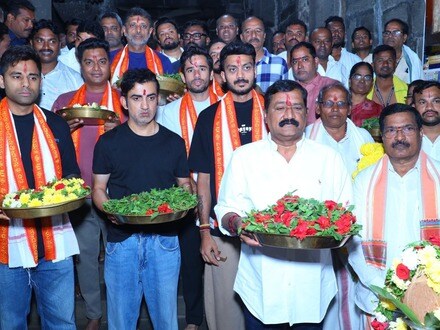 <p>కప్పస్తంభం ఆలింగనం చేసుకొని అంతరాలయంలో స్వామిని దర్శించుకున్నారు. ఈ సందర్భంగా భారత జట్టుకు ఎమ్మెల్యే గంటా శ్రీనివాసరావు, ఆలయ అధికారులు ఘనంగా స్వాగతం పలికారు. సంప్రదాయ ప్రకారం కప్పస్తంభం ఆలింగనం చేసిన అనంతరం గర్భగుడిలో ప్రత్యేక పూజలు నిర్వహించారు.</p>