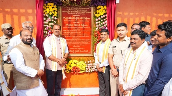 పాఠశాల భవన ప్రారంభోత్సవంలో కోమటిరెడ్డి వెంకట్ రెడ్డి