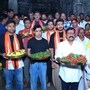 <p>కప్పస్తంభం ఆలింగనం చేసుకొని అంతరాలయంలో స్వామిని దర్శించుకున్నారు. ఈ సందర్భంగా భారత జట్టుకు ఎమ్మెల్యే గంటా శ్రీనివాసరావు, ఆలయ అధికారులు ఘనంగా స్వాగతం పలికారు. సంప్రదాయ ప్రకారం కప్పస్తంభం ఆలింగనం చేసిన అనంతరం గర్భగుడిలో ప్రత్యేక పూజలు నిర్వహించారు.</p>