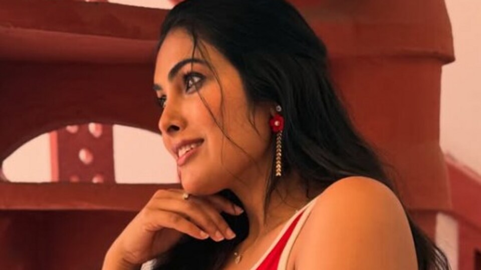 <p>మొత్తం అంతా నువ్వే మరి అంటూ ఈ గ్లామర్ పిక్స్ ను ఇన్ స్టాలో షేర్ చేసింది దివి. </p>(instagram-Divi)