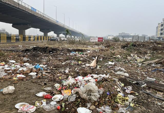 Ilegally dumped waste in a green belt of Sector 110 near Royal Oak International School as seen on Tuesday. (Parveen Kumar/HT) Ilegally dumped waste in a green belt of Sector 110 near Royal Oak International School as seen on Tuesday. (Parveen Kumar/HT)