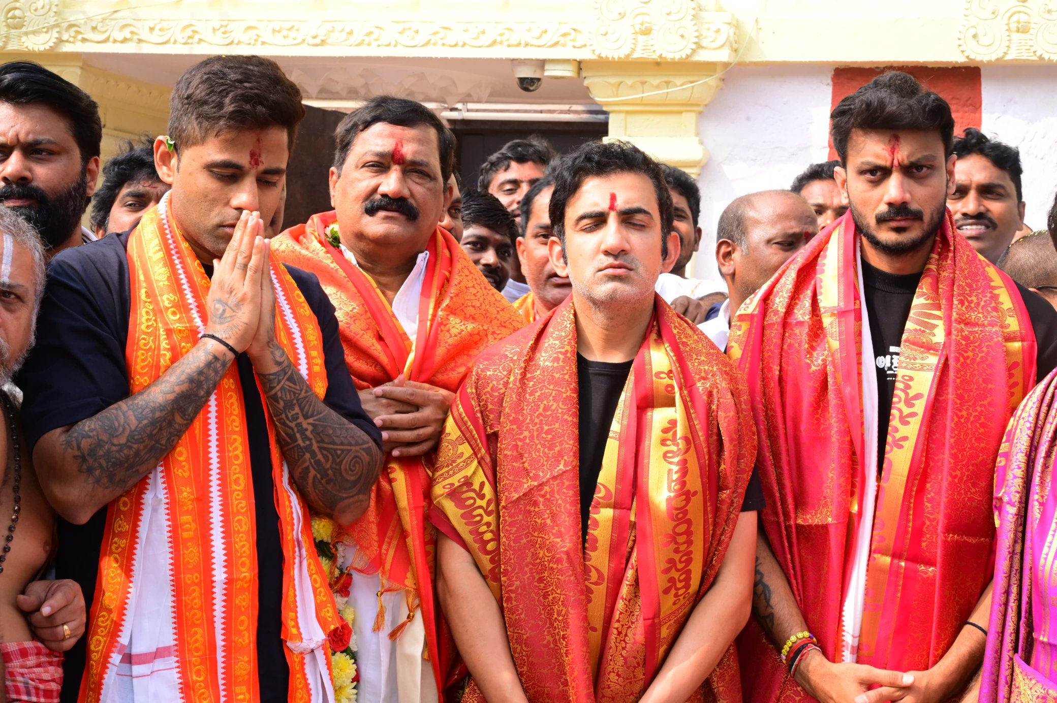 <p>విశాఖ వేదికగా భారత్, న్యూజిలాండ్ జట్ల మధ్య నాలుగో టీ20 బుధవారం జరగనుంది. మ్యాచ్కు ముందు భారత క్రికెట్ జట్టు సింహాచలం అప్పన్న స్వామిని దర్శించుకున్నారు. </p> <p>విశాఖ వేదికగా భారత్, న్యూజిలాండ్ జట్ల మధ్య నాలుగో టీ20 బుధవారం జరగనుంది. మ్యాచ్కు ముందు భారత క్రికెట్ జట్టు సింహాచలం అప్పన్న స్వామిని దర్శించుకున్నారు. </p>
