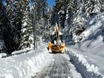 Snow cutters are being used to clear the snow in Manali on Wednesday. (Aqil Khan /HT)