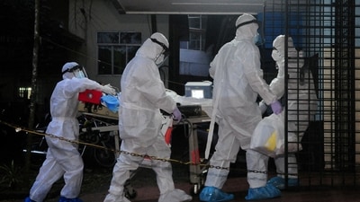 A patient, who according to medics is suffering from Nipah infection, is shifted to an ICU of Nipah isolation ward in Kozhikode Medical College in Kozhikode district in the southern state of Kerala. (REUTERS/File Photo)