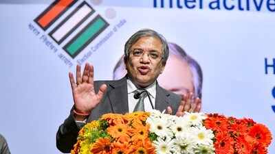 এসআইআর নিয়ে শেষবেলায় কড়া পদক্ষেপ কমিশনের। (ফাইল ছবি, সৌজন্যে পিটিআই) এসআইআর নিয়ে শেষবেলায় কড়া পদক্ষেপ কমিশনের। (ফাইল ছবি, সৌজন্যে পিটিআই)