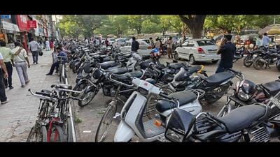 The farmers questioned how parking charges could be imposed on them when Market Committee rules explicitly prohibit levying any such fee on cultivators. (HT Photo) The farmers questioned how parking charges could be imposed on them when Market Committee rules explicitly prohibit levying any such fee on cultivators. (HT Photo)