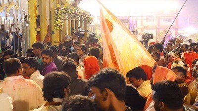 <p>భక్తుల రద్దీతో విద్యుత్ వెలుగులతో , రాత్రి వేళ అద్భుతమైన దృశ్యంతో మేడారం మెరిసిపోతున్నది. చిన్న చిన్న వాగుల ఒడ్డున, చెట్లకింద వేలాది మంది భక్తులు వంటలు చేసుకుంటూ, చిన్న చిన్న దీపాల వెలుగులో ఆనందంతో కుటుంబ సభ్యులతో సేద తీరుతూ ఈ పర్యటనను మధిలో నిలుపుకుంటున్నారు.<br> </p> 