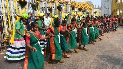 <p>భక్తుల కోసం ప్రత్యేకంగా 'మేడారం యాప్' అందుబాటులోకి తెచ్చారు. దీని ద్వారా పార్కింగ్ ప్లేసులు, ట్రాఫిక్ అప్డేట్స్ తెలుసుకోవచ్చు. మంత్రులు సీతక్క, పొంగులేటి శ్రీనివాస రెడ్డి, జిల్లా కలెక్టర్ దివాకర  స్వయంగా జాతర ఏర్పాట్లను నిరంతరం పర్యవేక్షిస్తున్నారు. భక్తులకు ఎలాంటి ఇబ్బందులు కలగకుండా 42,000 మంది ప్రభుత్వ సిబ్బందిని విధుల్లో ఉన్నారు.  భక్తులు ప్రశాంతంగా వనదేవతలను దర్శించుకుంటున్నారు. ప్రభుత్వం చేసిన ఏర్పాట్ల పట్ల భక్తులు సంతృప్తి వ్యక్తం చేస్తున్నారు. </p> 