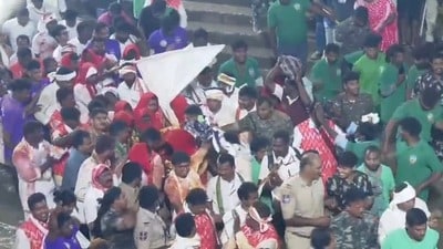 <p>రాత్రి 12.30 గంటలకు గద్దెల ప్రాంతానికి చేరుకున్న సారలమ్మ అమ్మవారికి అక్కడ ప్రత్యేక పూజలు నిర్వహించారు. అనంతరం గోవిందరాజులు, పగిడిద్దారాజులతో కలిసి అర్ధరాత్రి గద్దెపైకి సారలమ్మ చేరుకున్నారు. ప్రధాన పూజారి సారయ్య అమ్మవారిని గద్దెలపైకి తీసుకొచ్చి కొలువు తీర్చారు.</p> <p>రాత్రి 12.30 గంటలకు గద్దెల ప్రాంతానికి చేరుకున్న సారలమ్మ అమ్మవారికి అక్కడ ప్రత్యేక పూజలు నిర్వహించారు. అనంతరం గోవిందరాజులు, పగిడిద్దారాజులతో కలిసి అర్ధరాత్రి గద్దెపైకి సారలమ్మ చేరుకున్నారు. ప్రధాన పూజారి సారయ్య అమ్మవారిని గద్దెలపైకి తీసుకొచ్చి కొలువు తీర్చారు.</p>