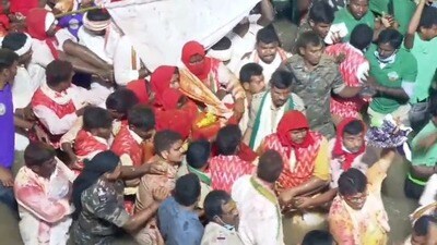 <p>తెలంగాణ కుంభమేళా మేడారం సమ్మక్క-సారలమ్మ మహా జాతరలో అత్యంత కీలక ఘట్టం ఆవిష్కృతమైంది. కోట్లాది భక్తులు ఎంతో ఆసక్తిగా ఎదురుచూస్తున్న ఈ ఘడియ బుధవారం సాయంత్రం ప్రారంభమవ్వగా.. కన్నెపల్లి నుంచి గద్దెపైకి సారలమ్మ కొలువు తీరడం జాతరలో తొలి ప్రధాన ఘట్టంగా నిలిచింది.</p> <p>తెలంగాణ కుంభమేళా మేడారం సమ్మక్క-సారలమ్మ మహా జాతరలో అత్యంత కీలక ఘట్టం ఆవిష్కృతమైంది. కోట్లాది భక్తులు ఎంతో ఆసక్తిగా ఎదురుచూస్తున్న ఈ ఘడియ బుధవారం సాయంత్రం ప్రారంభమవ్వగా.. కన్నెపల్లి నుంచి గద్దెపైకి సారలమ్మ కొలువు తీరడం జాతరలో తొలి ప్రధాన ఘట్టంగా నిలిచింది.</p>