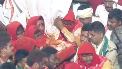 <p>దాదాపు రెండు గంటల పాటు కన్నెపల్లి సారలమ్మ ఆలయంలో పూజా కార్యక్రమాలు నిర్వహించిన అనంతరం సుమారు సాయంత్రం 7 గంటలకు సారలమ్మ అమ్మవారు కన్నెపల్లి నుంచి బయలుదేరారు. జంపన్న వాగు మీదుగా మేడారం గ్రామానికి చేరుకున్న సందర్భంగా పూనకాలతో తన్మయత్వానికి లోనైన భక్తులు, డప్పు వాయిద్యాల నడుమ దారి పొడవునా అమ్మవారికి ఘన స్వాగతం పలికారు. ఈ ఘట్టంతో మేడారం పరిసరాలు భక్తి పరవశ్యంతో ఆధ్యాత్మిక వాతావరణాన్ని సంతరించుకున్నాయి.</p> <p>దాదాపు రెండు గంటల పాటు కన్నెపల్లి సారలమ్మ ఆలయంలో పూజా కార్యక్రమాలు నిర్వహించిన అనంతరం సుమారు సాయంత్రం 7 గంటలకు సారలమ్మ అమ్మవారు కన్నెపల్లి నుంచి బయలుదేరారు. జంపన్న వాగు మీదుగా మేడారం గ్రామానికి చేరుకున్న సందర్భంగా పూనకాలతో తన్మయత్వానికి లోనైన భక్తులు, డప్పు వాయిద్యాల నడుమ దారి పొడవునా అమ్మవారికి ఘన స్వాగతం పలికారు. ఈ ఘట్టంతో మేడారం పరిసరాలు భక్తి పరవశ్యంతో ఆధ్యాత్మిక వాతావరణాన్ని సంతరించుకున్నాయి.</p>