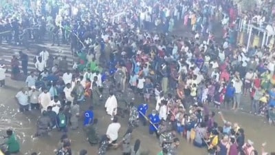 <p>ఈ ఘట్టానికి ముందుగా పూజారులు, జిల్లా యంత్రాంగం కన్నెపల్లి ఆలయానికి చేరుకుని అమ్మవారికి ప్రత్యేక పూజలు నిర్వహించారు. సమ్మక్క దేవతల పూజారులు సిద్ధబోయిన వారి ఇంటికి చేరి సంప్రదాయ కార్యక్రమాలు చేపట్టగా, కొండాయి గ్రామం నుంచి గోవిందరాజుల దేవతను కన్నెపల్లికి తీసుకువచ్చారు. అనంతరం సారలమ్మ ప్రధాన పూజారి కాక సారయ్య, పూజారులు కాక వెంకటేశ్వర్లు, కాక కిరణ్ కుమార్, కాక కనకమ్మ, కాక భుజంగరావు, కాక లక్ష్మీబాయిలతో పాటు గోవిందరాజుల పూజారి దుబ్బకట్ల గోవర్ధన్లు కలిసి ఆదివాసీ ఆచారాల ప్రకారం ప్రత్యేక పూజలు నిర్వహించారు.</p> <p>ఈ ఘట్టానికి ముందుగా పూజారులు, జిల్లా యంత్రాంగం కన్నెపల్లి ఆలయానికి చేరుకుని అమ్మవారికి ప్రత్యేక పూజలు నిర్వహించారు. సమ్మక్క దేవతల పూజారులు సిద్ధబోయిన వారి ఇంటికి చేరి సంప్రదాయ కార్యక్రమాలు చేపట్టగా, కొండాయి గ్రామం నుంచి గోవిందరాజుల దేవతను కన్నెపల్లికి తీసుకువచ్చారు. అనంతరం సారలమ్మ ప్రధాన పూజారి కాక సారయ్య, పూజారులు కాక వెంకటేశ్వర్లు, కాక కిరణ్ కుమార్, కాక కనకమ్మ, కాక భుజంగరావు, కాక లక్ష్మీబాయిలతో పాటు గోవిందరాజుల పూజారి దుబ్బకట్ల గోవర్ధన్లు కలిసి ఆదివాసీ ఆచారాల ప్రకారం ప్రత్యేక పూజలు నిర్వహించారు.</p>