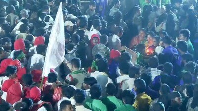 <p>మేడారం సమ్మక్క-సారలమ్మ మహా జాతరలో తొలి కీలక ఘట్టం పూర్తైంది. కొంగుబంగారు తల్లి సారలమ్మ గద్దెపై కొలువు తీరుతూ భక్తులకు దీవెనలు ఇస్తోంది.</p> <p>మేడారం సమ్మక్క-సారలమ్మ మహా జాతరలో తొలి కీలక ఘట్టం పూర్తైంది. కొంగుబంగారు తల్లి సారలమ్మ గద్దెపై కొలువు తీరుతూ భక్తులకు దీవెనలు ఇస్తోంది.</p>